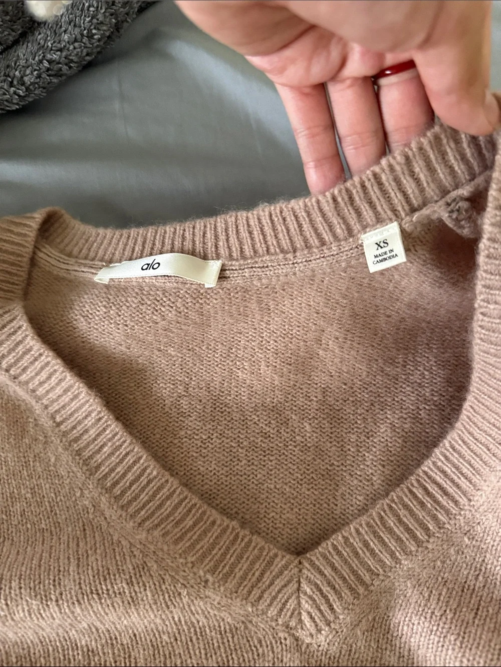 ALO Wool Cashmere New Class Oversized V-Neck Sweater, Chai Latte, size XS